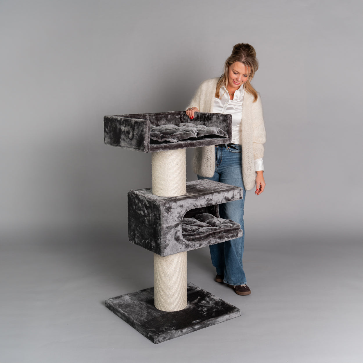 Cat Scratcher Maine Coon Lounge Retreat (Dark Grey)