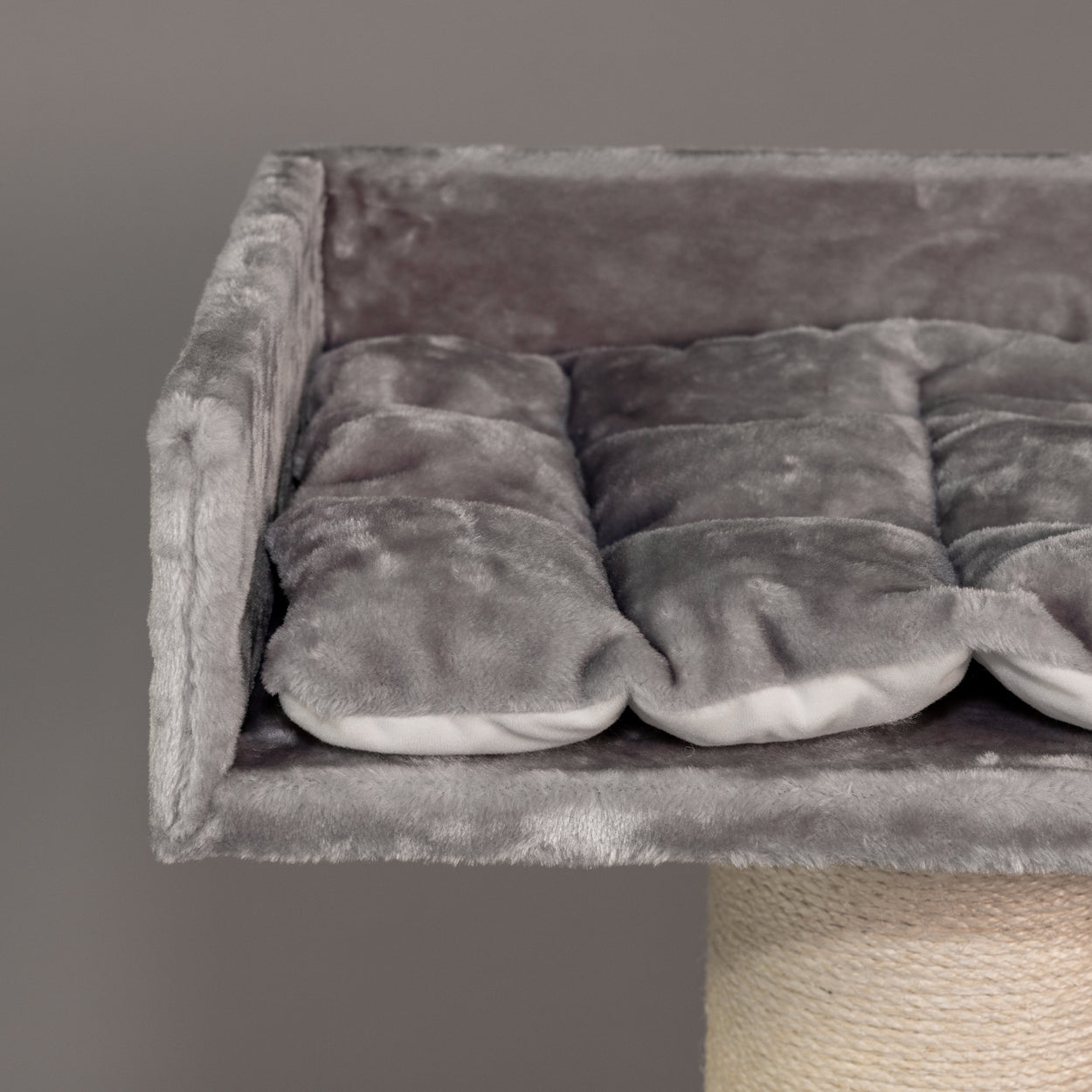 Cat Scratcher Maine Coon Lounge Retreat (Light Grey)