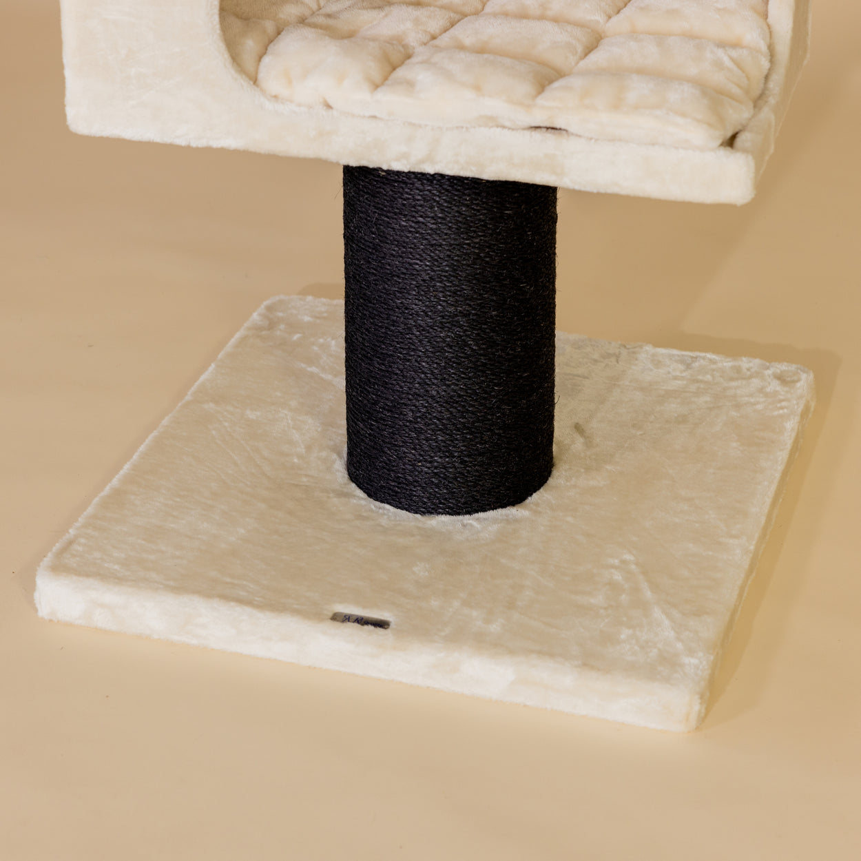 Cat Scratcher Royalty Retreat Blackline (Beige)