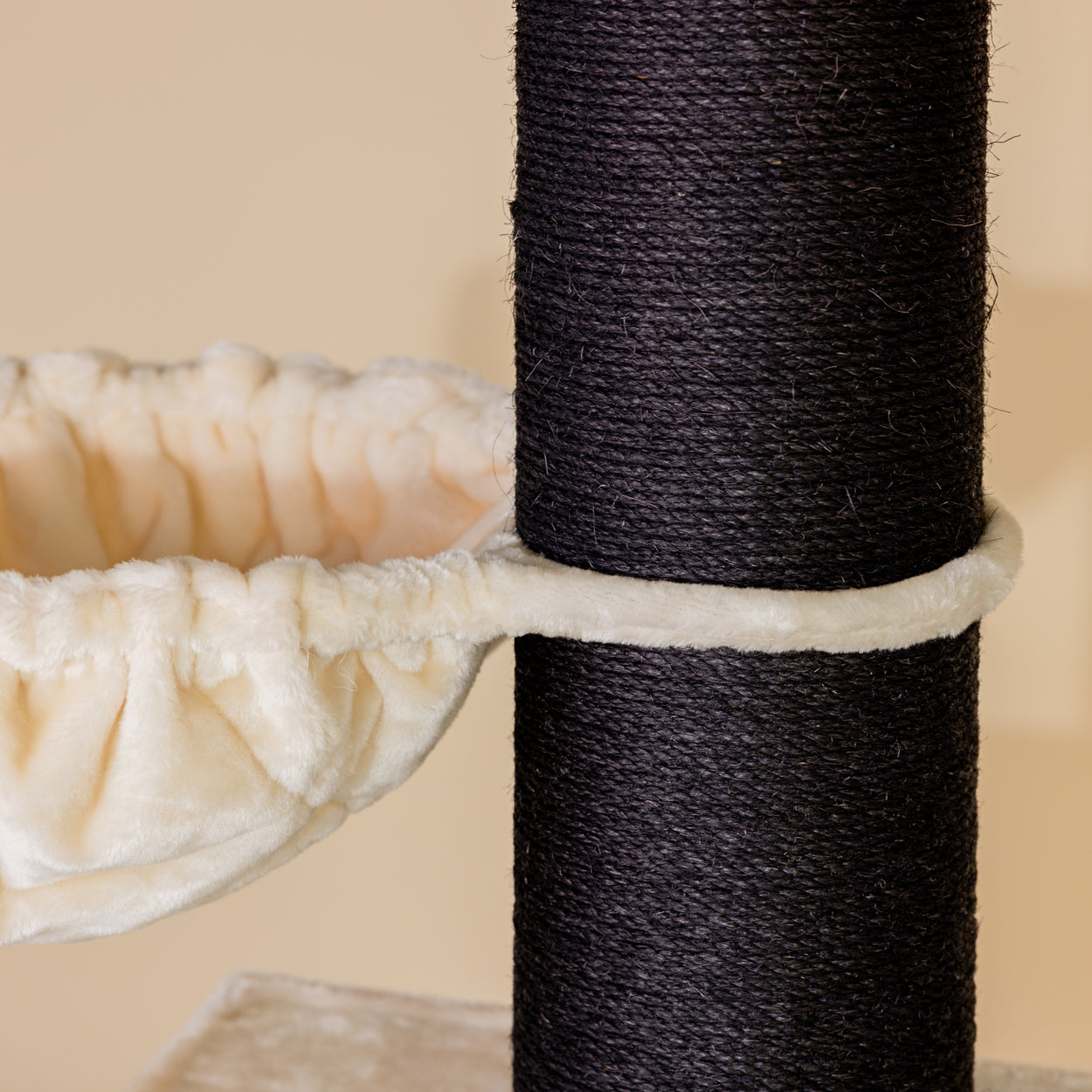 Cat Scratcher Royalty Retreat Blackline (Beige)