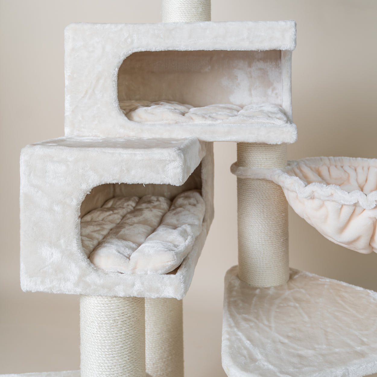 Cat scratching post outlet for large cats