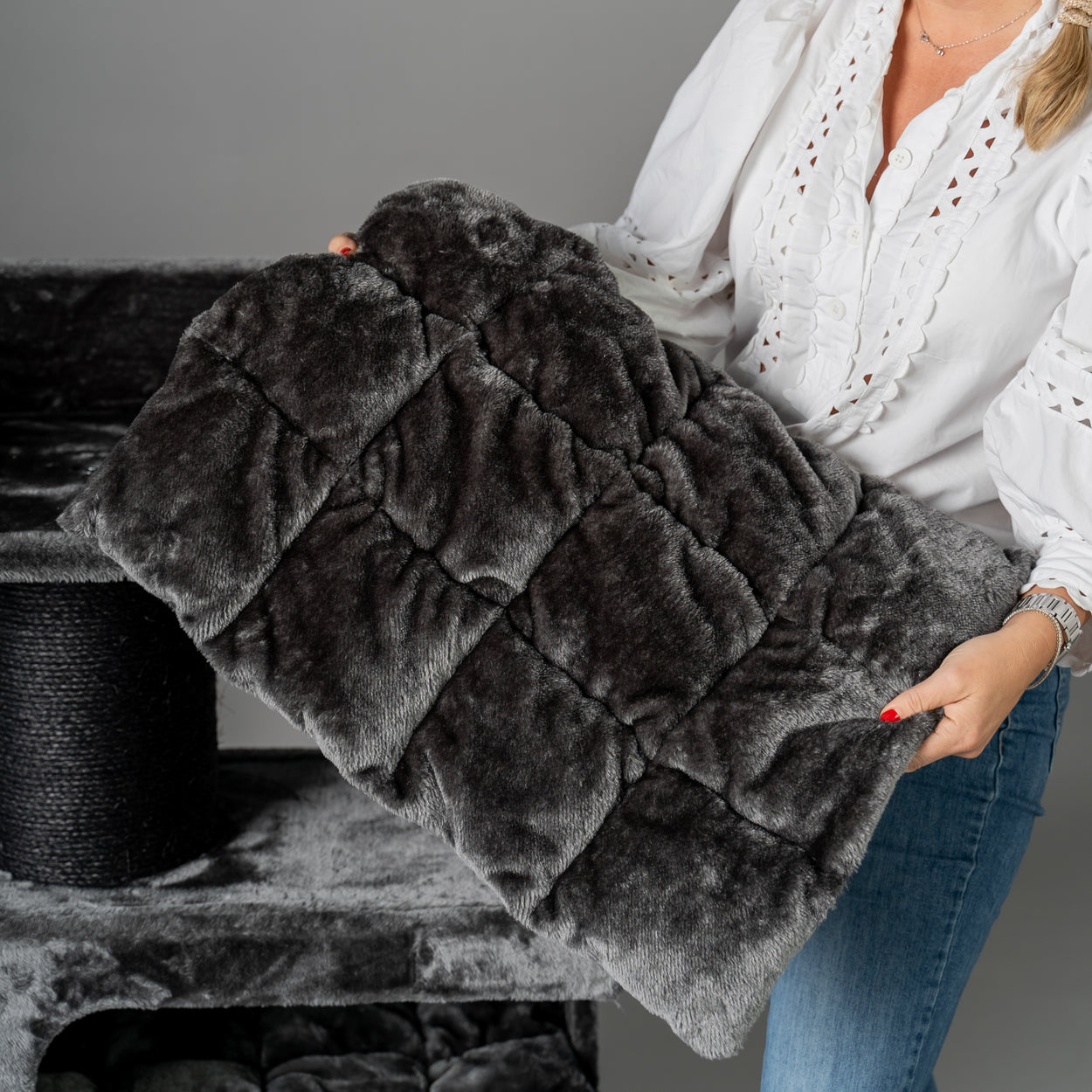 Cat Scratcher Maine Coon Lounge Retreat Blackline (Dark Grey)