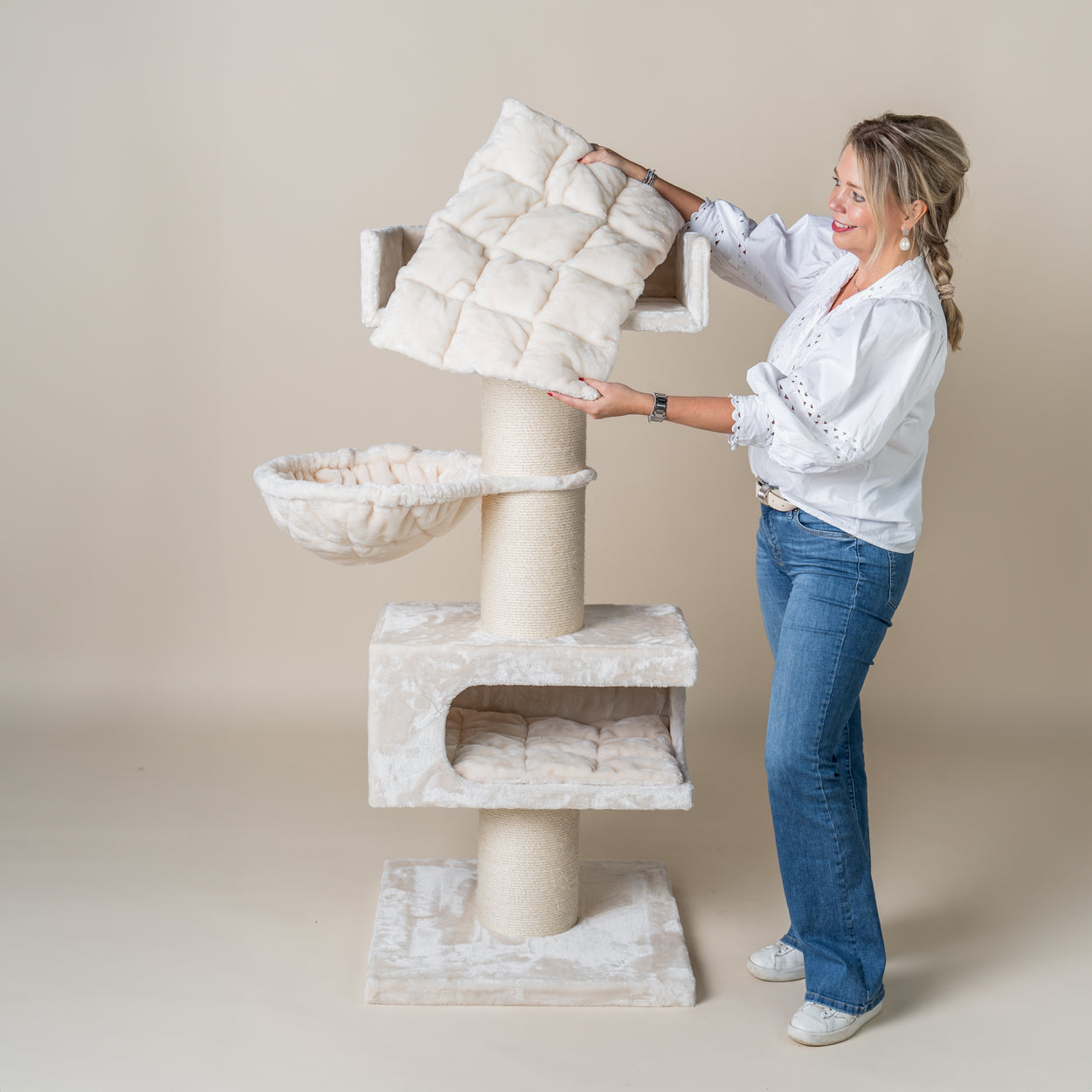 Cat Scratcher Royalty Retreat (Beige)